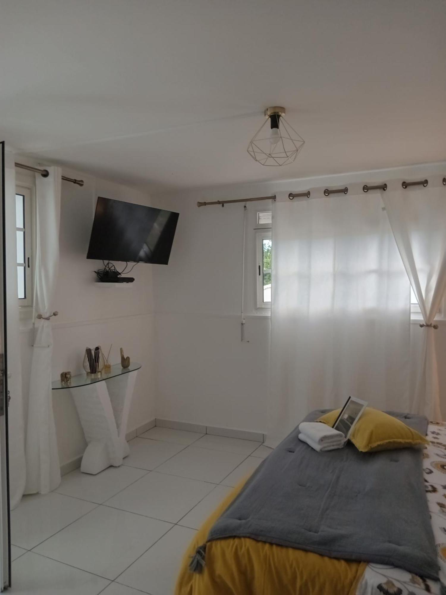 Bed and Breakfast L'Instant Present Le Moule Exterior foto